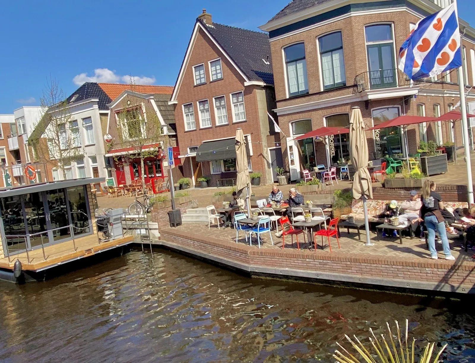 De haven van Joure met terrassen aan het water