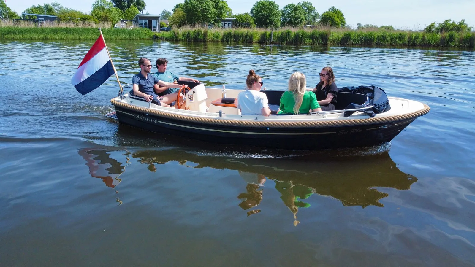 Sloep varen op het Friese vaarwater rond Joure